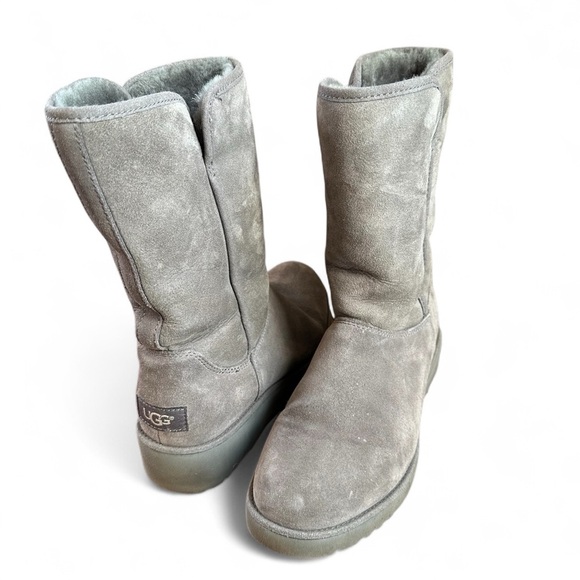 UGG Shoes - UGG Amie Women's  Boots Grey  Classic Suede Sheepskin EUC Sz 7